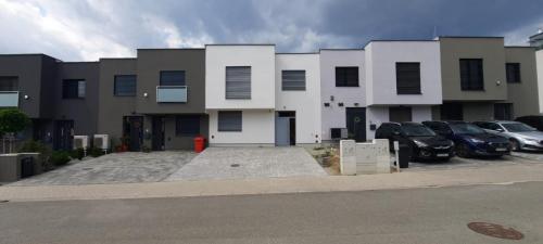 5fbec8d4-0c0e-42f2-98ca-f60132d85e5b